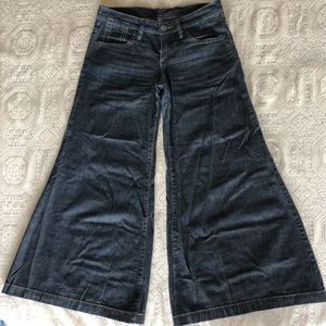 2 for 20$ BCBG 3/4 bell bottom capri jeans
